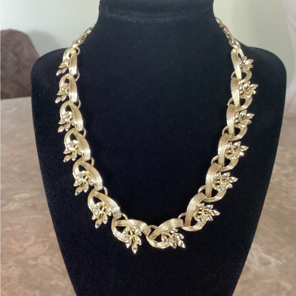 🚨Final Sale🚨!! Vintage Lisner Gold-tone Leaf Necklace